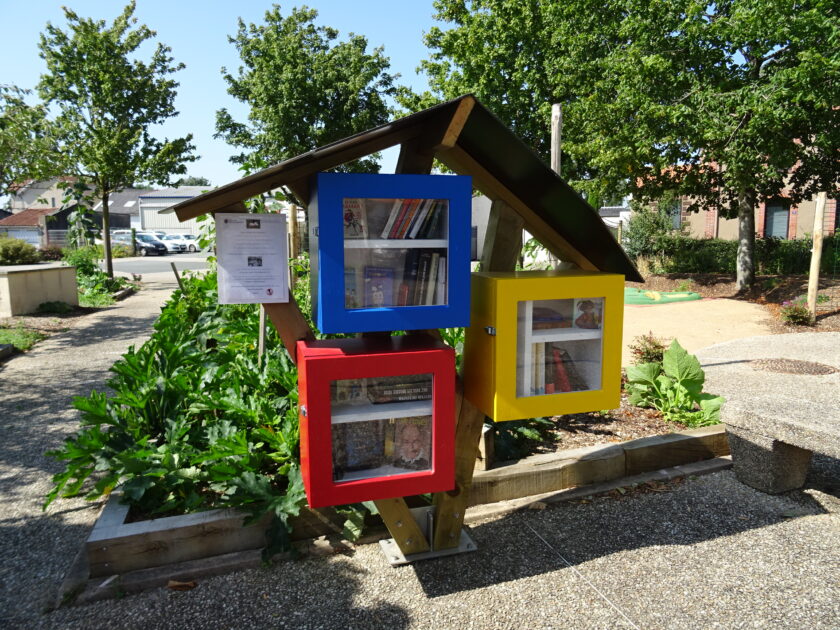 boite livre place marché lherbergement