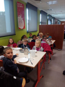 Enfants attablés au restaurant scolaire Resto Kids de L'Herbergement