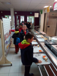 Enfants au self du restaurant scolaire Resto Kids de L'Herbergement